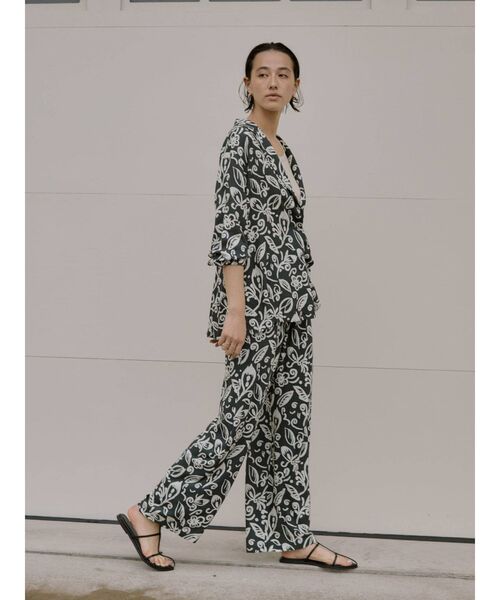 Ungrid(アングリッド)の「リーフ柄開襟シャツ(シャツ/ブラウス・レディース・チャコールグレー/ベージュ・FREE)」の11枚目の写真