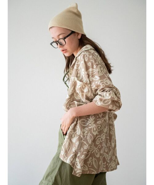 Ungrid(アングリッド)の「リーフ柄開襟シャツ(シャツ/ブラウス・レディース・チャコールグレー/ベージュ・FREE)」の7枚目の写真