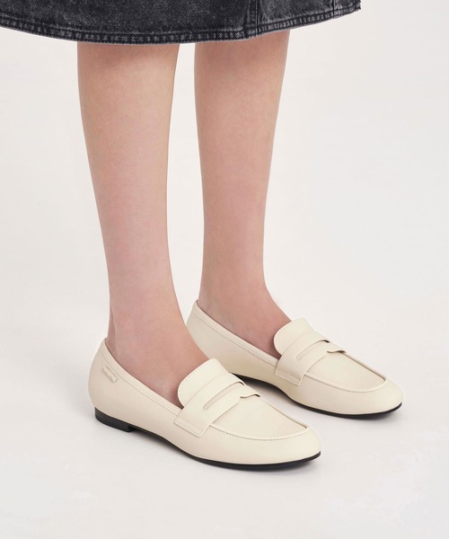 CHARLES & KEITH（チャールズ & キース）の「【販売終了】カットアウト アーモンドトゥペニーローファー（ローファー・レディース・ブラック/オフホワイト/ライム・22.5cm/23cm/23.5cm/24.5cm/25cm/25.5cm）」の17枚目の写真