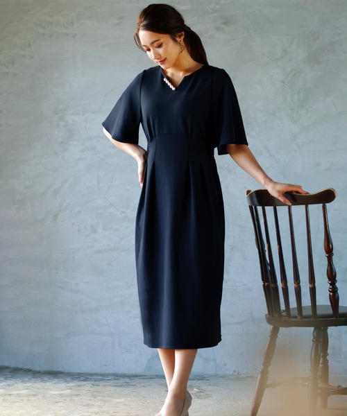 Emilyan(エミリアン)の「【手洗いできるハイストレッチジョーゼット】WEB限定!パール調キーネックデザイン・細見えコクーンワンピース(ワンピース・レディース・グレイッシュベージュ/ベージュ/ブラック/ネイビー・XS/S/M/L)」の21枚目の写真