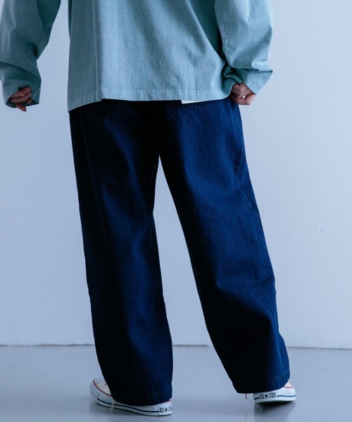 ITEMS URBANRESEARCH（アイテムズ アーバンリサーチ）の「デニム タックワイドパンツ（デニムパンツ・メンズ・ネイビー/アイボリー/ライトブルー・MEDIUM/LARGE）」の17枚目の写真