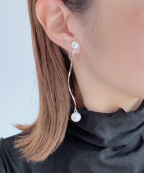 tone(トーン)の「【As】耳が痛くなりにくい ゆらゆらロング イヤリング(ニッケルフリー)(MA)(イヤリング・レディース・シルバー/ゴールド/シルバー系その他2/ゴールド系その他2・FREE)」の6枚目の写真
