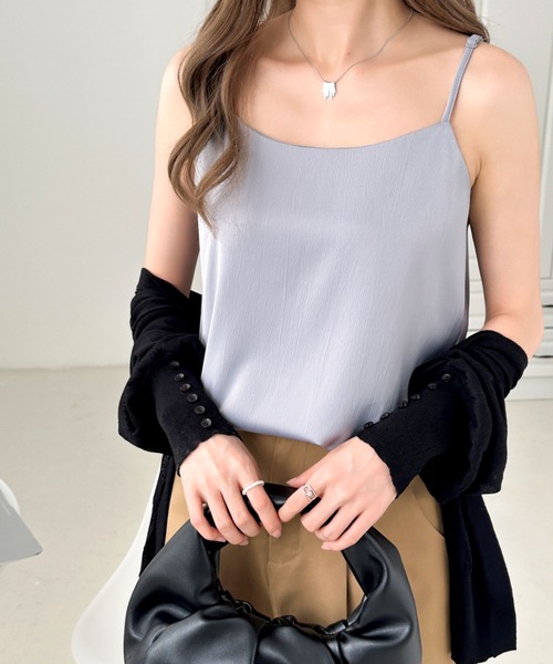 emi+（エミプラス）の「インナーとしても便利！セクシーサテン風キャミソールトップス（キャミソール・レディース・ホワイト/ブラック/モカ/グレー・L/M）」の3枚目の写真