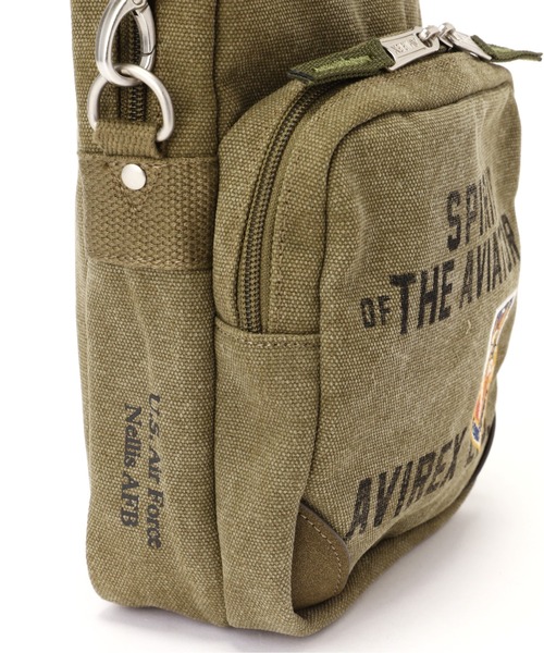 AVIREX（アヴィレックス）の「STENCIL SHOULDER BAG / ステンシル ショルダー バッグ / AVIREX / アヴィレックス（ショルダーバッグ・メンズ・オリーブ系・F）」の3枚目の写真
