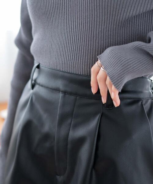 WEGO（ウィゴー）の「WEGO/フェイクレザータックショートパンツ（その他パンツ・レディース・ベージュ系その他/ブラック・X-SMALL/SMALL/MEDIUM）」の5枚目の写真
