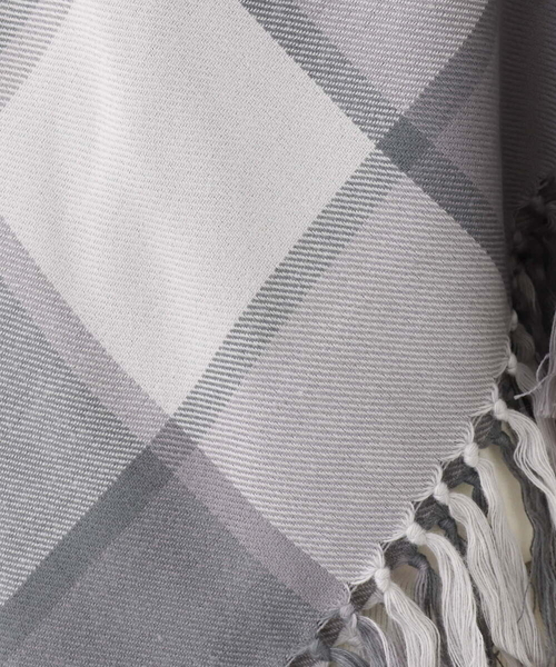 MK MICHEL KLEIN（エムケーミッシェルクラン）の「チェック柄フリンジポンチョ/洗える（ストール/ショール・レディース・ライトグレー/ベージュ/ミント・38）」の9枚目の写真