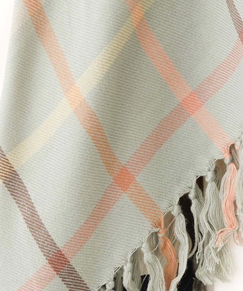 MK MICHEL KLEIN（エムケーミッシェルクラン）の「チェック柄フリンジポンチョ/洗える（ストール/ショール・レディース・ライトグレー/ベージュ/ミント・38）」の6枚目の写真