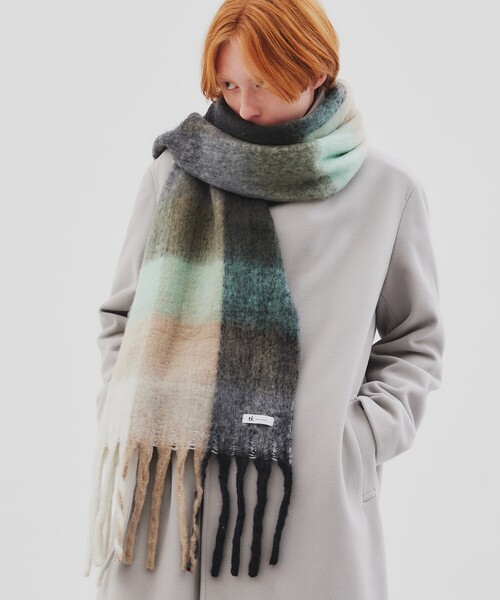 tk.TAKEO KIKUCHI(ティーケータケオキクチ)の「◆シャギーボリュームロングマフラー(マフラー・メンズ・グリーン/ホワイト/ブルー/ブラック系1/パープル系2/グリーン系その他3/イエロー系9/サックスブルー系3/ブラウン系2/ブラック・00)」の4枚目の写真