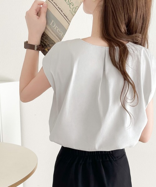 classicalelf(クラシカルエルフ)の「ブラウスライクな綺麗見えカットソー。ひんやり冷感フレンチタックスリーブT(Tシャツ/カットソー・レディース・グリーン/ブルー/オフホワイト/ブラック/グレイッシュベージュ/ピンクベージュ・LARGE/MEDIUM/SMALL/X-LARGE)」の9枚目の写真