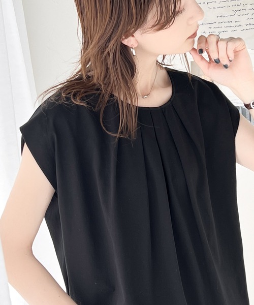 classicalelf(クラシカルエルフ)の「ブラウスライクな綺麗見えカットソー。ひんやり冷感フレンチタックスリーブT(Tシャツ/カットソー・レディース・グリーン/ブルー/オフホワイト/ブラック/グレイッシュベージュ/ピンクベージュ・LARGE/MEDIUM/SMALL/X-LARGE)」の10枚目の写真