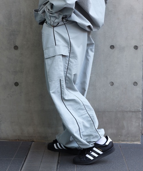 SPINNS(スピンズ)の「シルエット変更自在!パイピングナイロンカーゴパンツ(カーゴパンツ・メンズ・グレー/ブラック/オフホワイト/カーキ/ネイビー・M/L)」の18枚目の写真