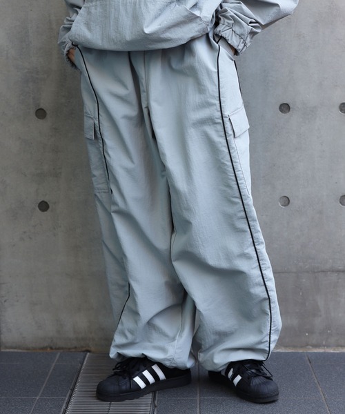 SPINNS（スピンズ）の「シルエット変更自在！パイピングナイロンカーゴ