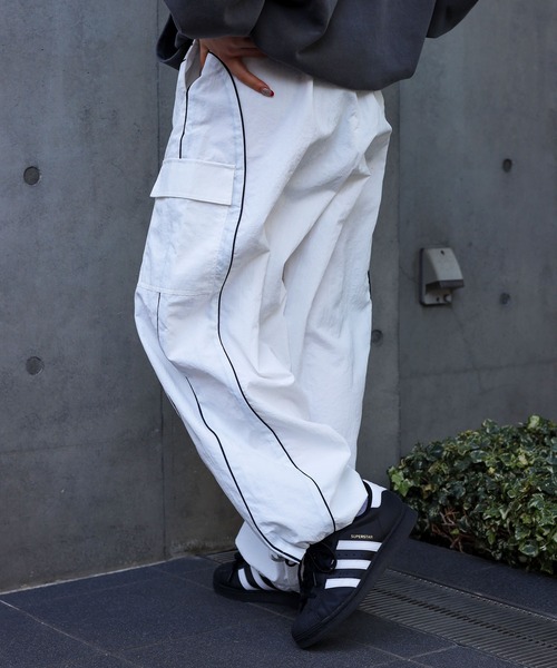 SPINNS(スピンズ)の「シルエット変更自在!パイピングナイロンカーゴパンツ(カーゴパンツ・メンズ・グレー/ブラック/オフホワイト/カーキ/ネイビー・M/L)」の6枚目の写真