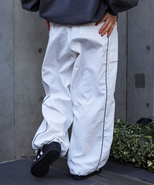 SPINNS（スピンズ）の「シルエット変更自在！パイピングナイロンカーゴ