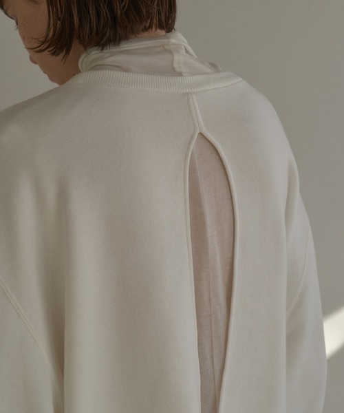MANOF(マノフ)の「MOON SLASH NECK SWEAT(スウェット・レディース・グレー/ホワイト/ブラック/ベージュ・FREE)」の20枚目の写真