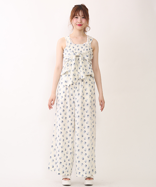 one after another NICE CLAUP（ワンアフターアナザーナイスクラップ）の「【ナイスクラップ】小花柄サロペット（ワンピース・レディース・カーキ/ブラック/オフホワイト・FREE）」の2枚目の写真