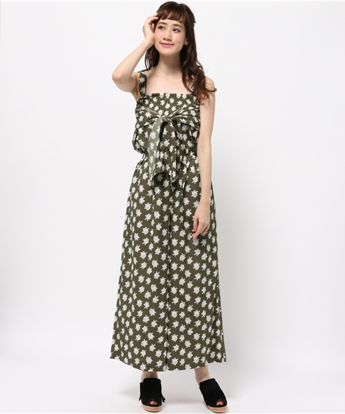 one after another NICE CLAUP（ワンアフターアナザーナイスクラップ）の「【ナイスクラップ】小花柄サロペット（ワンピース・レディース・カーキ/ブラック/オフホワイト・FREE）」の3枚目の写真