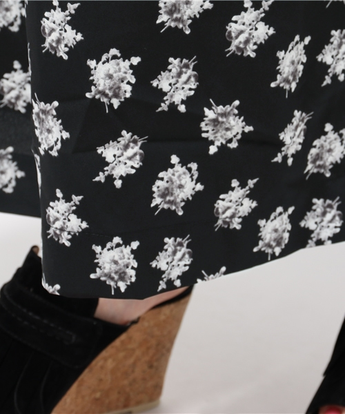 one after another NICE CLAUP（ワンアフターアナザーナイスクラップ）の「【ナイスクラップ】小花柄サロペット（ワンピース・レディース・カーキ/ブラック/オフホワイト・FREE）」の10枚目の写真