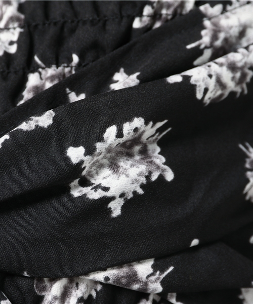 one after another NICE CLAUP（ワンアフターアナザーナイスクラップ）の「【ナイスクラップ】小花柄サロペット（ワンピース・レディース・カーキ/ブラック/オフホワイト・FREE）」の11枚目の写真