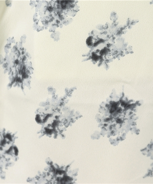 one after another NICE CLAUP（ワンアフターアナザーナイスクラップ）の「【ナイスクラップ】小花柄サロペット（ワンピース・レディース・カーキ/ブラック/オフホワイト・FREE）」の13枚目の写真