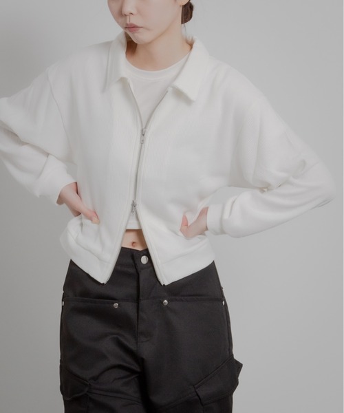 VIBGYOR(ヴィブジョー)の「HALEY PESCA/襟付きショート丈 ジップ ジャケット(カーディガン/ボレロ・レディース・ホワイト/グレー/ブラック・MEDIUM/LARGE/X-LARGE)」の2枚目の写真