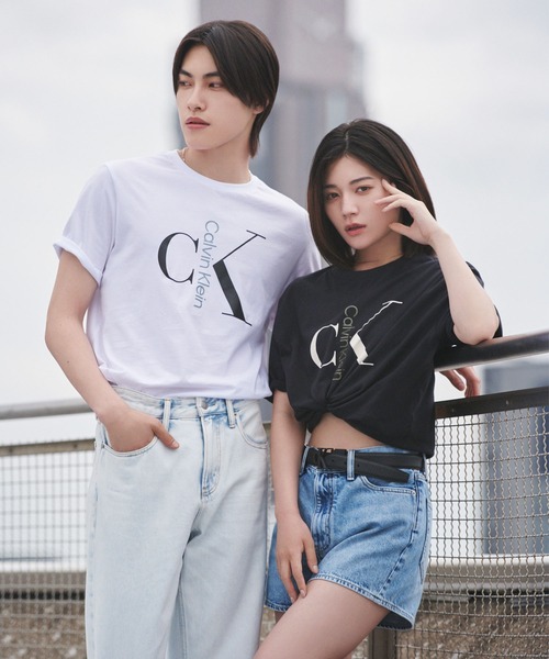 Calvin Klein（カルバン・クライン）の「【ユニセックス】ショートスリーブ テクストモノグラム クルーネックTシャツ（Tシャツ/カットソー・メンズ・ネイビー/ベージュ/ホワイト/ブラック・XL/S/L/M）」の3枚目の写真