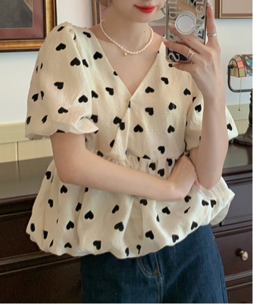 gossip！ロサンゼルス（ゴシップロサンゼルス）の「Vネック ハート柄パフスリーブトップス（シャツ/ブラウス・レディース・ベージュ・FREE）」の2枚目の写真