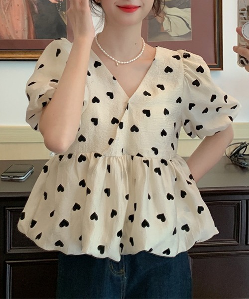 gossip！ロサンゼルス（ゴシップロサンゼルス）の「Vネック ハート柄パフスリーブトップス（シャツ/ブラウス・レディース・ベージュ・FREE）」の3枚目の写真