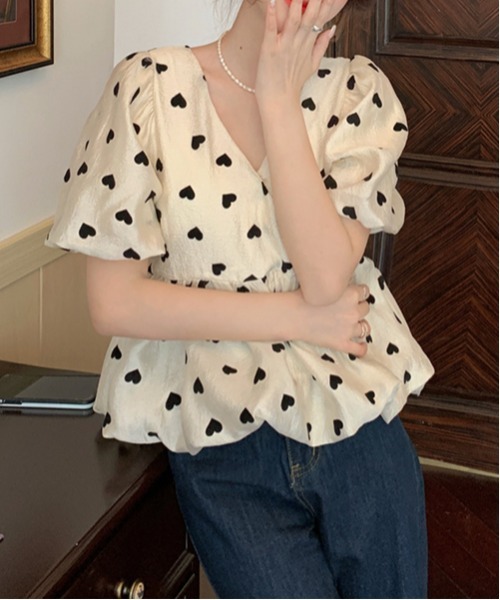 gossip！ロサンゼルス（ゴシップロサンゼルス）の「Vネック ハート柄パフスリーブトップス（シャツ/ブラウス・レディース・ベージュ・FREE）」の6枚目の写真