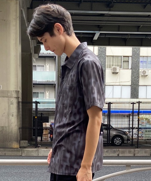 VOLCOM（ボルコム）の「VOLCOM/ボルコム 半袖シャツ 総柄 A0412400（シャツ/ブラウス・メンズ・ブラック系その他・M/L）」の4枚目の写真