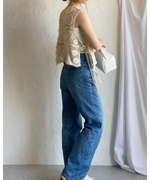 She's Closet(シーズクローゼット)の「花柄かぎ編みクロシェ透かし編みショート丈サイドリボン深Vネックサマーニットベスト(ベスト・レディース・オフホワイト/アイボリー・FREE)」の4枚目の写真