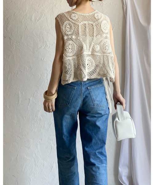 She's Closet(シーズクローゼット)の「花柄かぎ編みクロシェ透かし編みショート丈サイドリボン深Vネックサマーニットベスト(ベスト・レディース・オフホワイト/アイボリー・FREE)」の5枚目の写真
