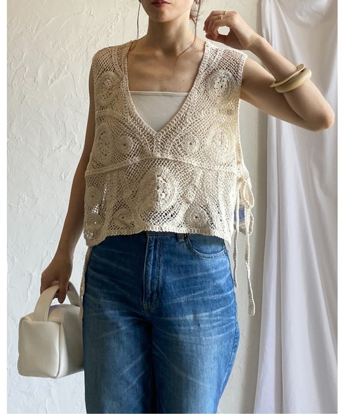 She's Closet(シーズクローゼット)の「花柄かぎ編みクロシェ透かし編みショート丈サイドリボン深Vネックサマーニットベスト(ベスト・レディース・オフホワイト/アイボリー・FREE)」の16枚目の写真
