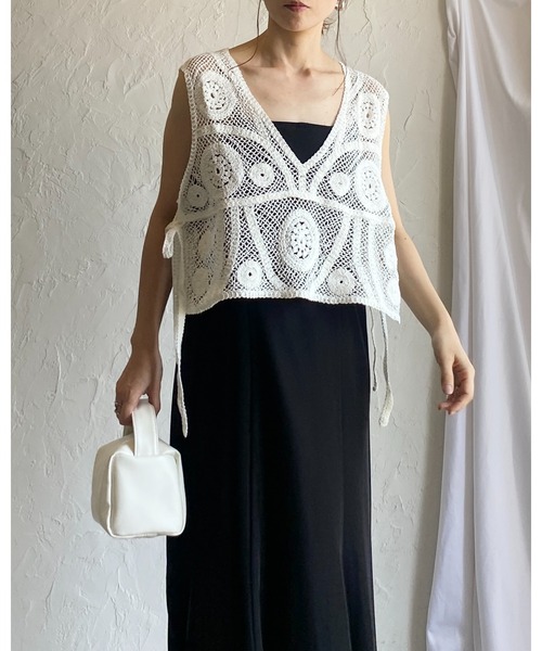 She's Closet(シーズクローゼット)の「花柄かぎ編みクロシェ透かし編みショート丈サイドリボン深Vネックサマーニットベスト(ベスト・レディース・オフホワイト/アイボリー・FREE)」の8枚目の写真