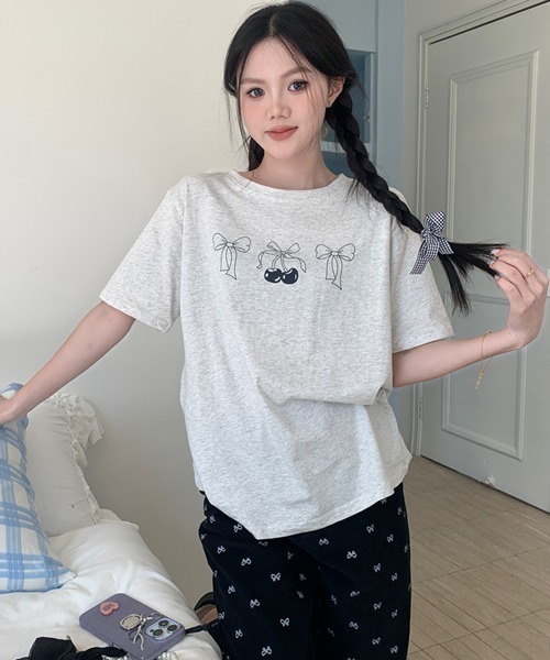 Mayree(メイリー)の「【Mayree】シンプル リボン さくらんぼ チェリー Tシャツ(Tシャツ/カットソー・レディース・ホワイト/グレー・FREE)」の2枚目の写真