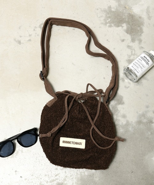 JUGLANS(ユグランス)の「【MINNETONKA】BOA PURSE BAG/ボア巾着バック(ショルダーバッグ・メンズ・ブラウン/アイボリー/グレー・FREE)」の3枚目の写真