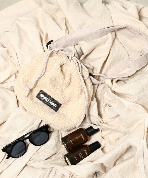JUGLANS(ユグランス)の「【MINNETONKA】BOA PURSE BAG/ボア巾着バック(ショルダーバッグ・メンズ・ブラウン/アイボリー/グレー・FREE)」の1枚目の写真