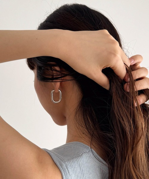 CANAL JEAN(キャナルジーン)の「Pt レクタングルピアス large(ピアス(両耳用)・レディース・シルバー/ゴールド・ONE SIZE)」の4枚目の写真