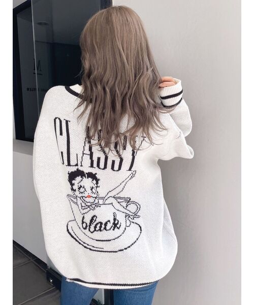 GYDA（ジェイダ）の「BETTY×GYDA VネックLOOSEニットトップス（ニット/セーター・レディース・ブラック/ピンク/オフホワイト・FREE）」の2枚目の写真