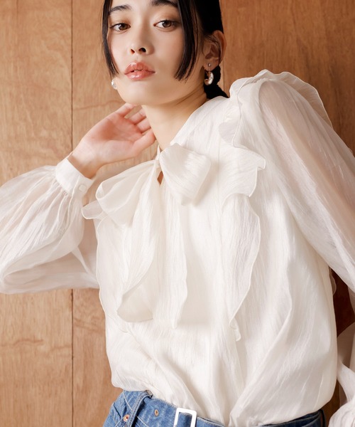 VIS(ビス)の「シャイニーボウタイ長袖ブラウス/イージーケア・2WAY(シャツ/ブラウス・レディース・キナリ/ベージュ/ピンク/ブラック・S/M)」の1枚目の写真