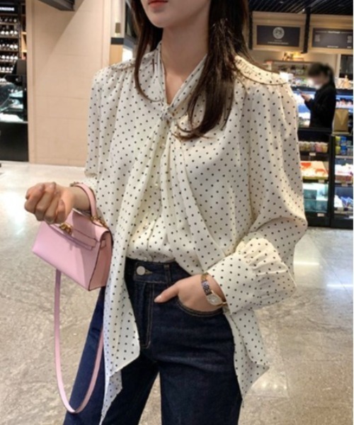PIN(ピン)の「Pearl Button Tie Dot Blouse(シャツ/ブラウス・レディース・ブラック/ホワイト・FREE)」の1枚目の写真