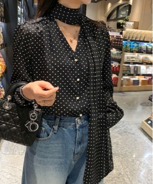 PIN(ピン)の「Pearl Button Tie Dot Blouse(シャツ/ブラウス・レディース・ブラック/ホワイト・FREE)」の2枚目の写真