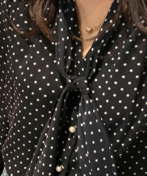 PIN(ピン)の「Pearl Button Tie Dot Blouse(シャツ/ブラウス・レディース・ブラック/ホワイト・FREE)」の8枚目の写真