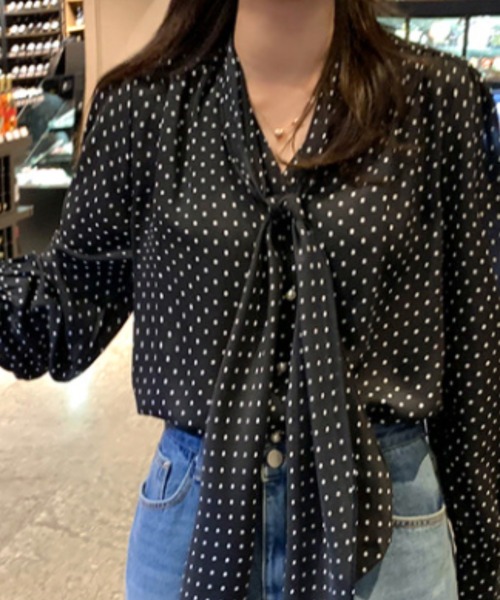 PIN(ピン)の「Pearl Button Tie Dot Blouse(シャツ/ブラウス・レディース・ブラック/ホワイト・FREE)」の6枚目の写真