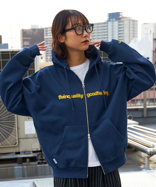 FFEIN(フェイン)の「【FFEIN(フェイン)】センターロゴ刺繍ジップパーカー / 短丈 ジップパーカー フルジップ 裏起毛 オーバーサイズ フーディ(パーカー・メンズ・ネイビー/ブラック/ワイン/アッシュグレー・SMALL/MEDIUM/LARGE)」の3枚目の写真