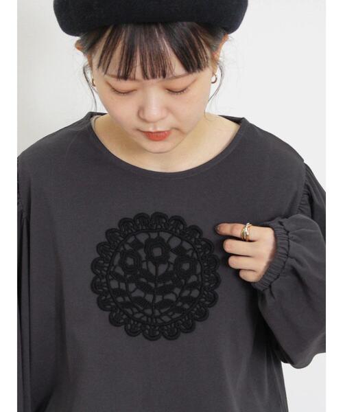 Samansa Mos2（サマンサ モスモス）の「フラワー柄パーツレース貼りカットソー（Tシャツ/カットソー・レディース・キナリ/ブラック/チャコールグレー・F）」の3枚目の写真