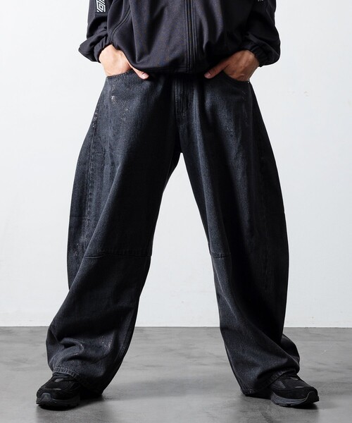 FREAK'S STORE(フリークスストア)の「FREAK’S STORE/フリークスストア 箔プリント ツイステッド カーブデニムパンツ(デニムパンツ・メンズ・ブラック/ブルー・LARGE/MEDIUM)」の3枚目の写真