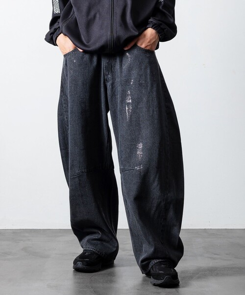 FREAK'S STORE(フリークスストア)の「FREAK’S STORE/フリークスストア 箔プリント ツイステッド カーブデニムパンツ(デニムパンツ・メンズ・ブラック/ブルー・LARGE/MEDIUM)」の4枚目の写真