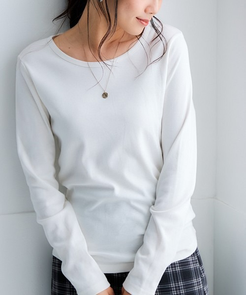 nissen(ニッセン)の「UVカット綿100%フライス素材クルーネック長袖Tシャツ(Tシャツ/カットソー・レディース・グリーン/グリーン系その他/ブルー/ブラック/オフホワイト/チャコール・S/M/LL/L/3L)」の15枚目の写真