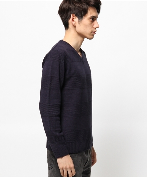 koe（コエ）の「シャドーボーダーVネックプルオーバー（ニット/セーター・メンズ・ネイビー/カーキ/レッド・LARGE/MEDIUM/LL/SMALL）」の4枚目の写真